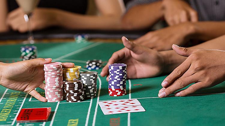 How to Play Smart and Safe at Online Casinos: A Guide to Responsible Gambling